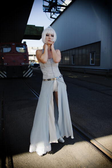 Abendkleid Seide mit Spitzen. Hotpants Leder